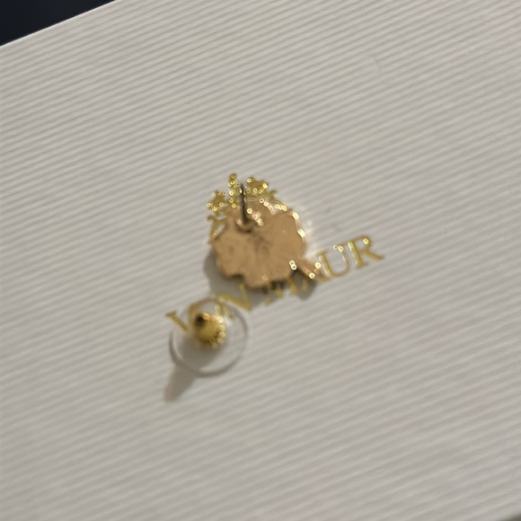 Juliet by Crystal Avenue New 4 Leaf Clover Stud Earrings Women's Green - Picture 4 of 4